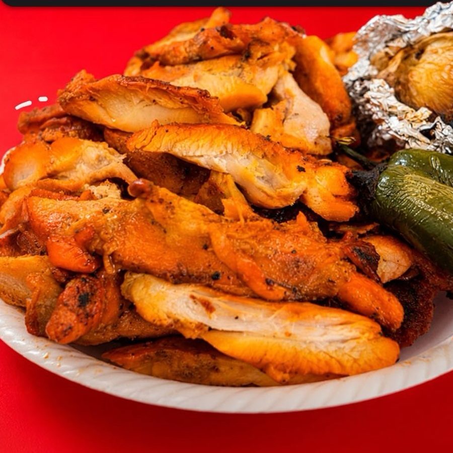 Pollo deshuesado recién servido, con chile toreado y cebolla en aluminio