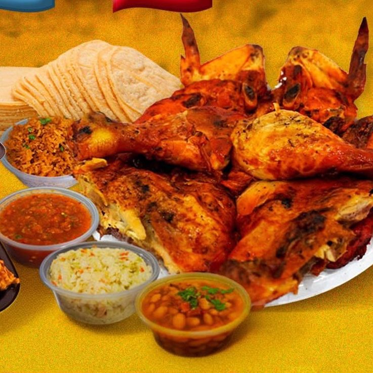 Pollo entero asado con tortillas, arroz, salsa, ensalada y frijoles